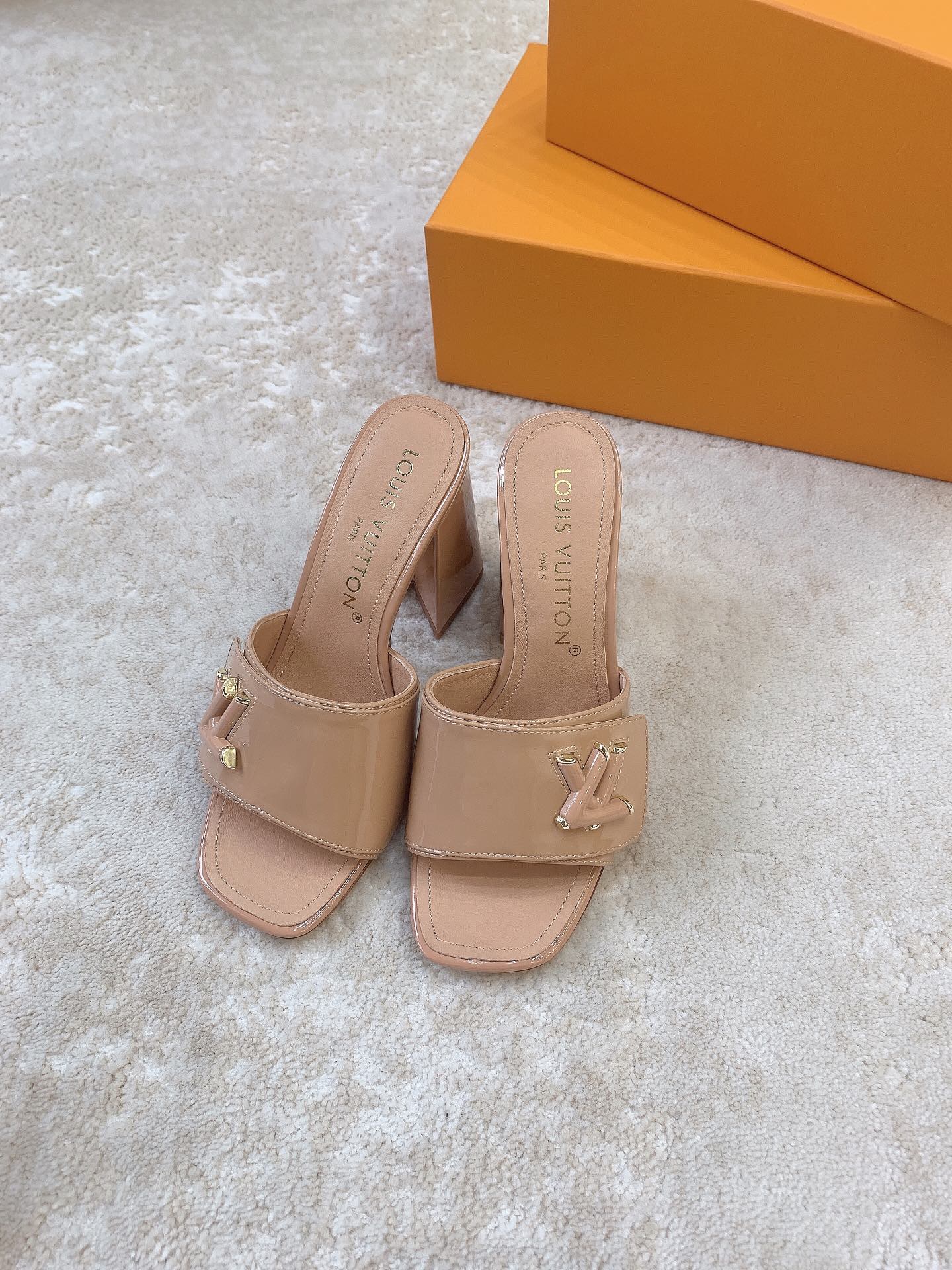 Новинка сезона весна/лето 2023 от LV - Туфли на высоком каблуке - Абрикосовый цвет