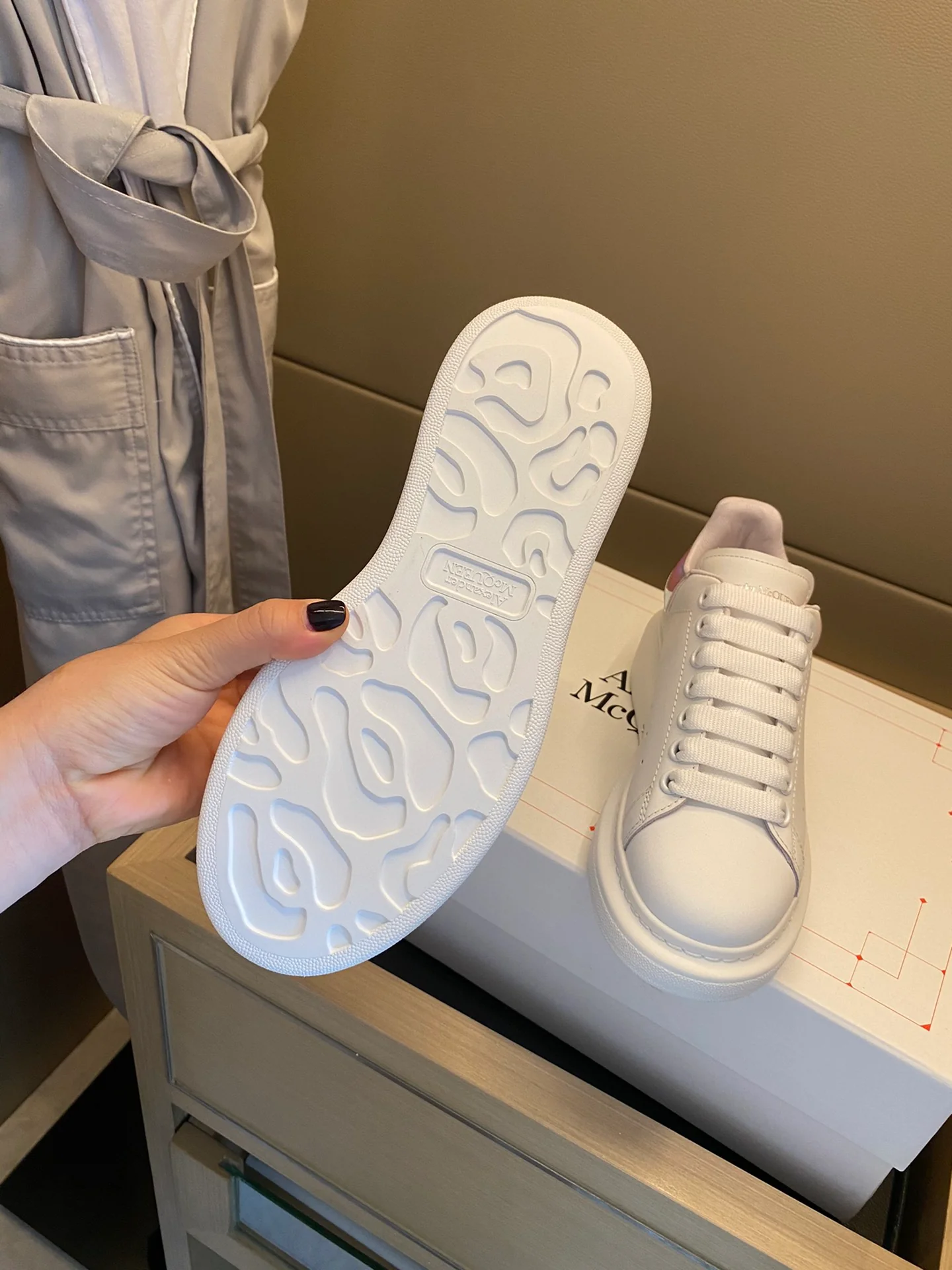 Классические белые кроссовки McQueen - светоотражающие элементы