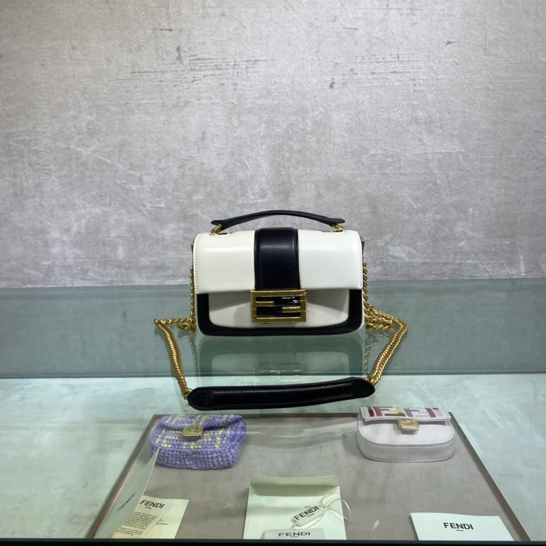 Маленькая белая кожаная сумка Fendi Baguette - 1