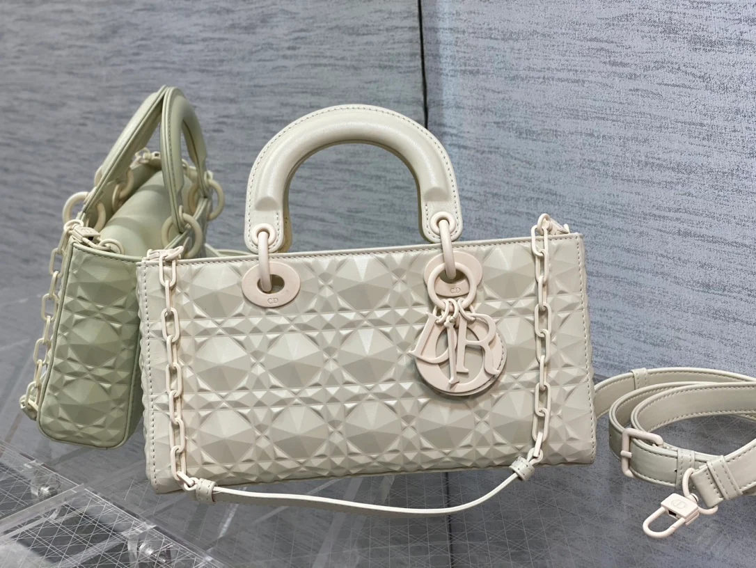 Сумка Dior Lady D'Joy, большой размер, стеганая ромбовидным узором из овечьей кожи, белая.