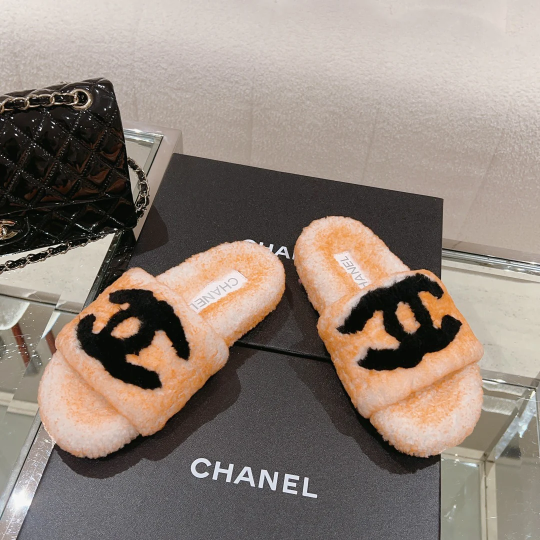 Новинка сезона осень/зима 2023 от Chanel — Меховые тапочки — Оранжево-абрикосовые