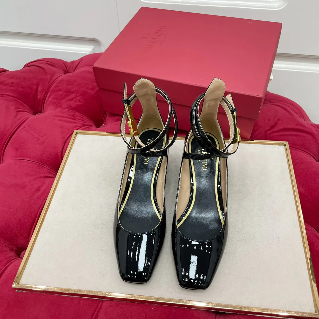 Новинка весенней коллекции Valentino 2023 года - сандалии Мэри Джейн из лакированной кожи.