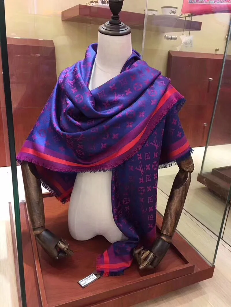 Шелковый шарф LV-140 Monogram — модель высшего класса с исключительно мягкой текстурой.