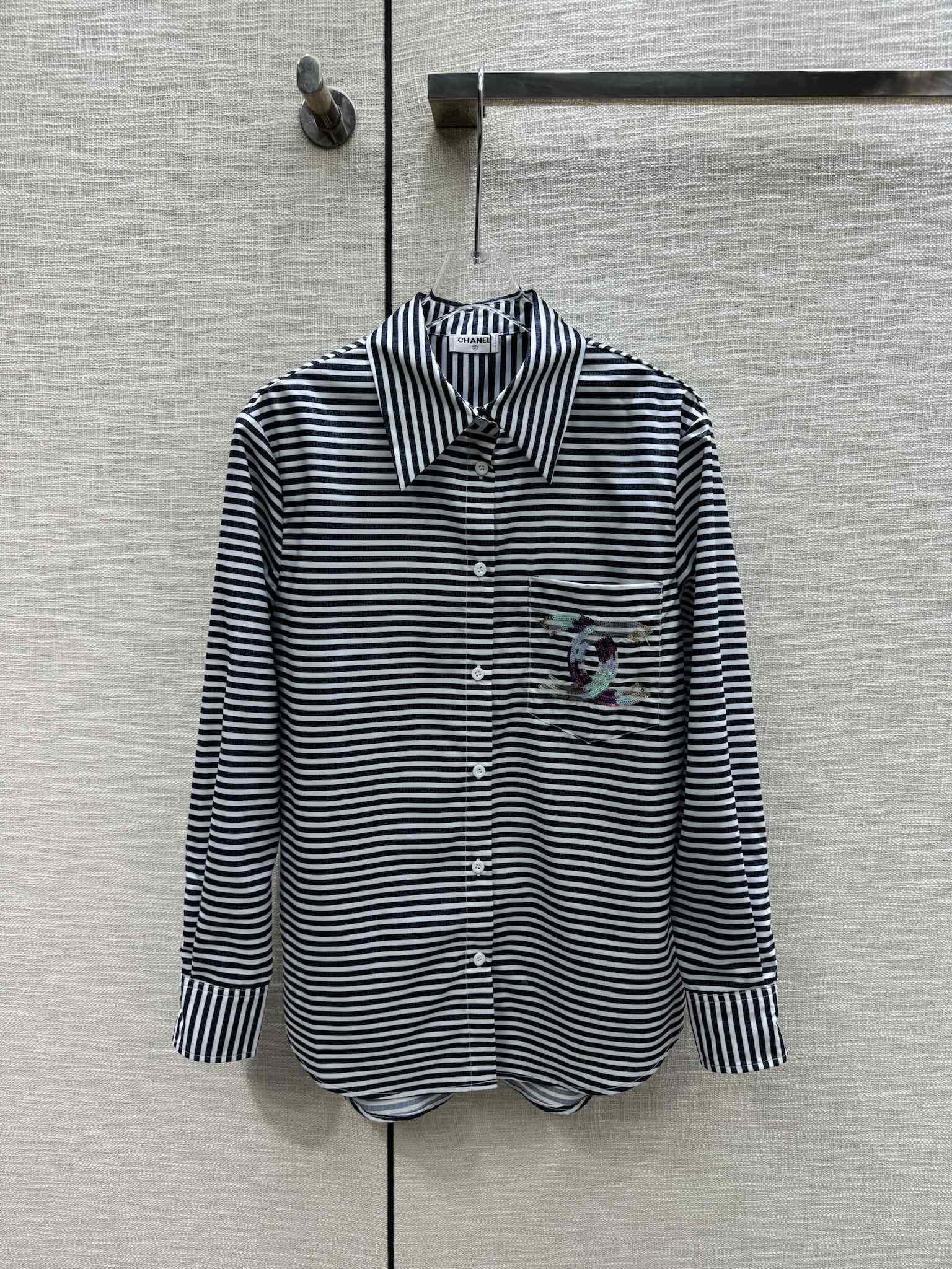 Рубашка Chanel 2403 с длинными рукавами и воротником, расшитым пайетками, синего цвета.