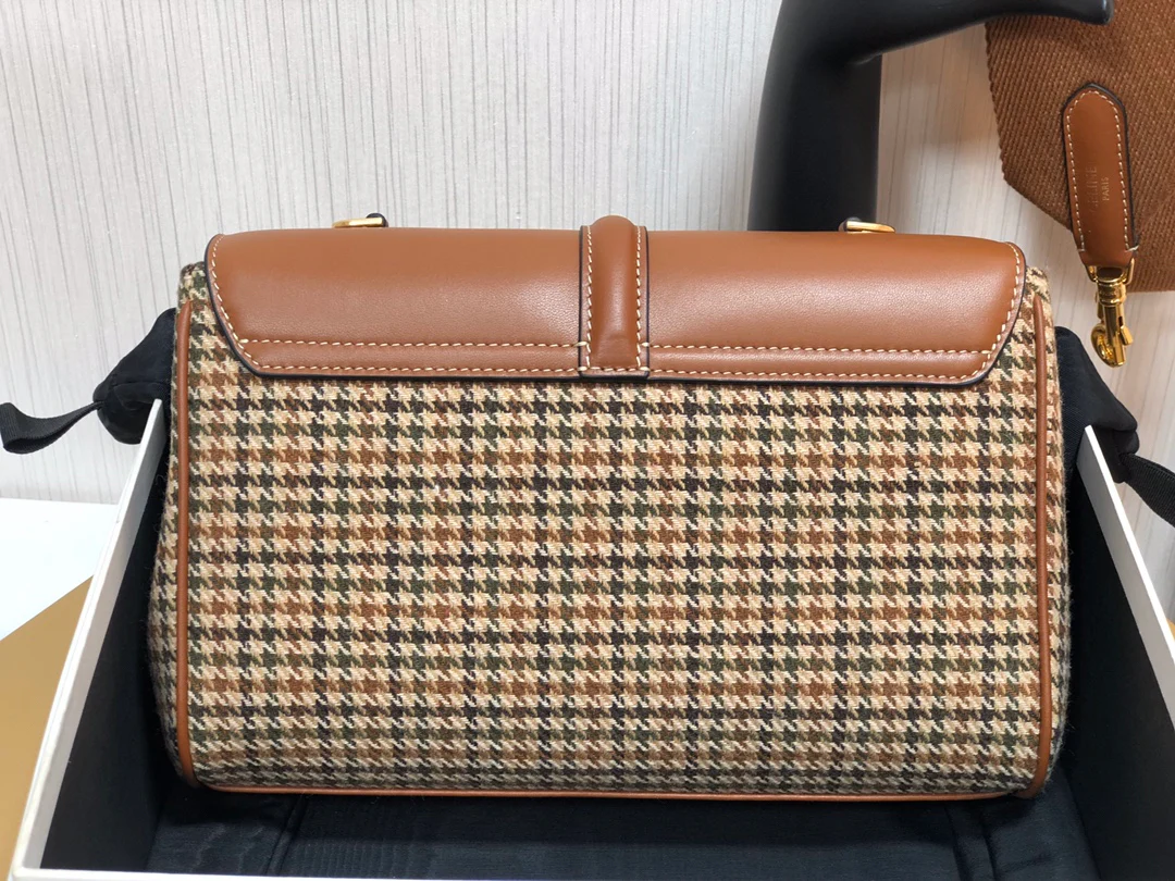 Сумка Celine Teen Soft 16 из мягкой телячьей кожи с узором ?гусиная лапка?.