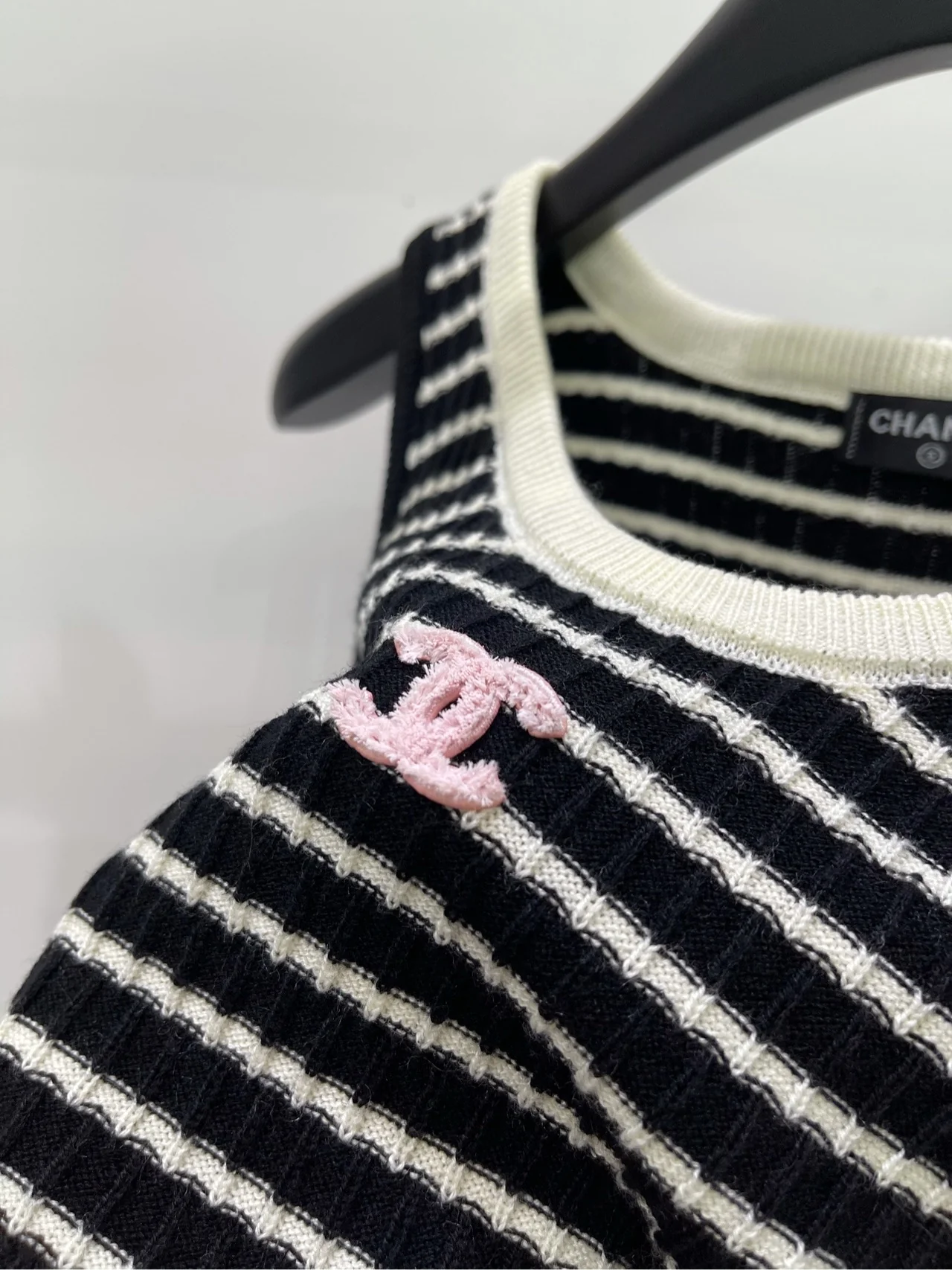 Вязаный жилет Chanel 2403 в белую полоску