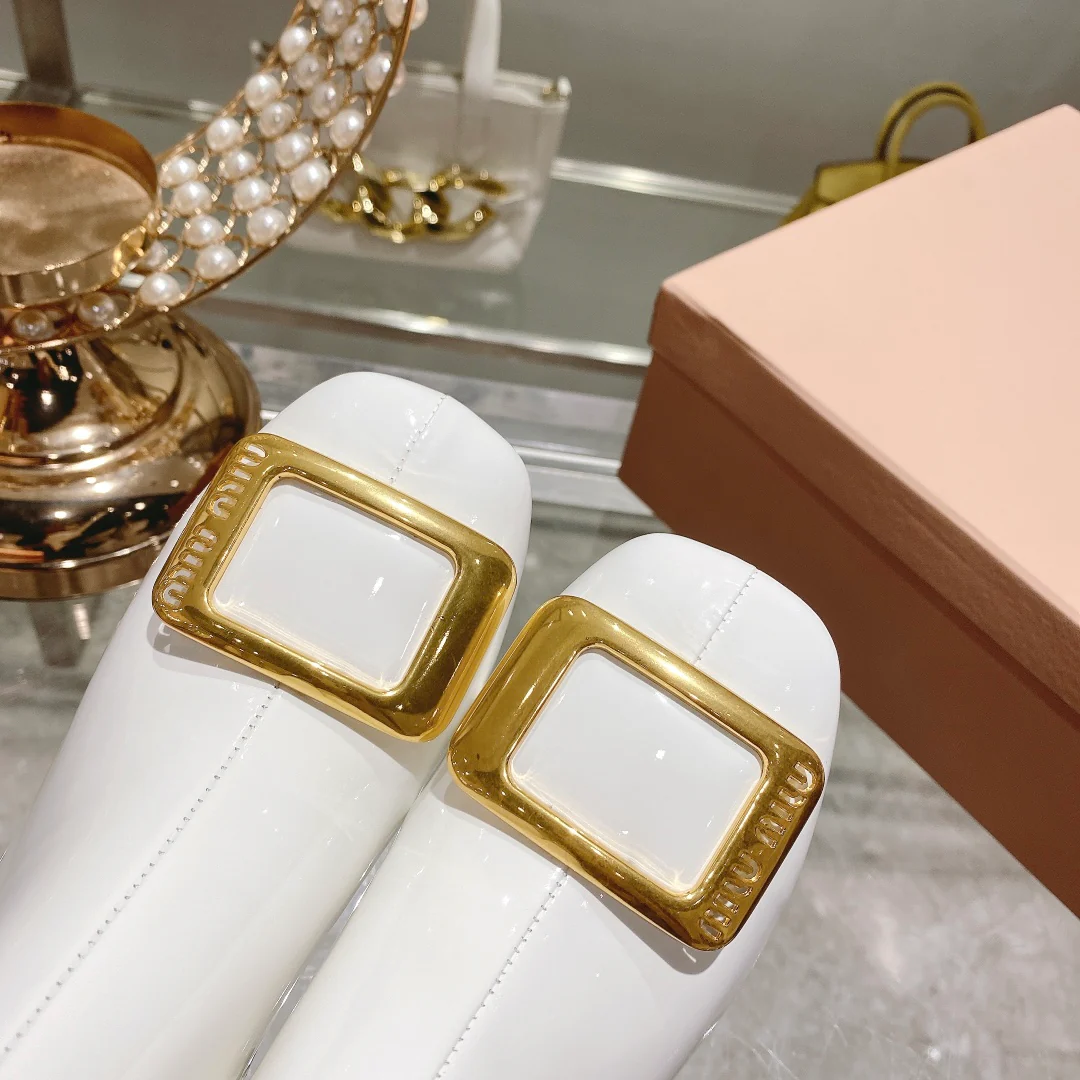 Новинка осенне-зимней коллекции Miu Miu 2022 — Лакированные сапоги на низком каблуке — Белые