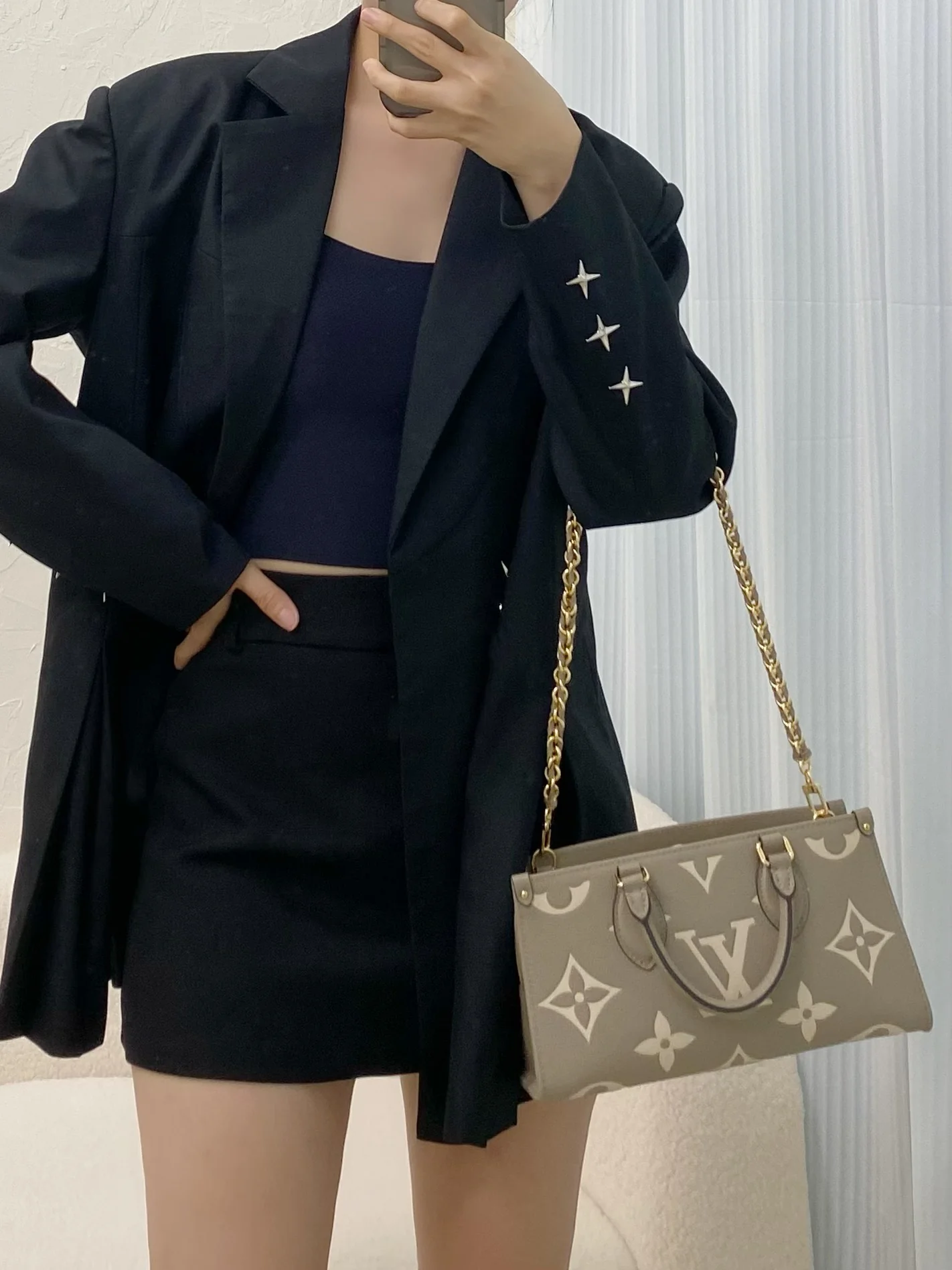 m23640-LV-cabas-onthego-east-west-Золотая цепочка с монограммой-абрикос