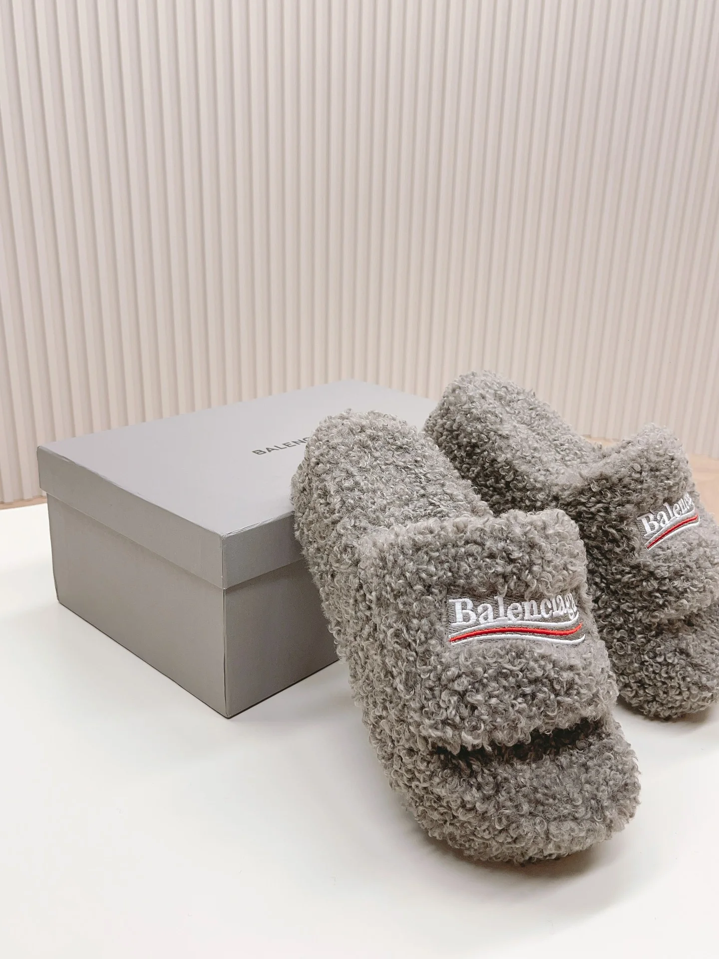 Новинка Balenciaga 2023 года - Меховые тапочки на платформе - Серые