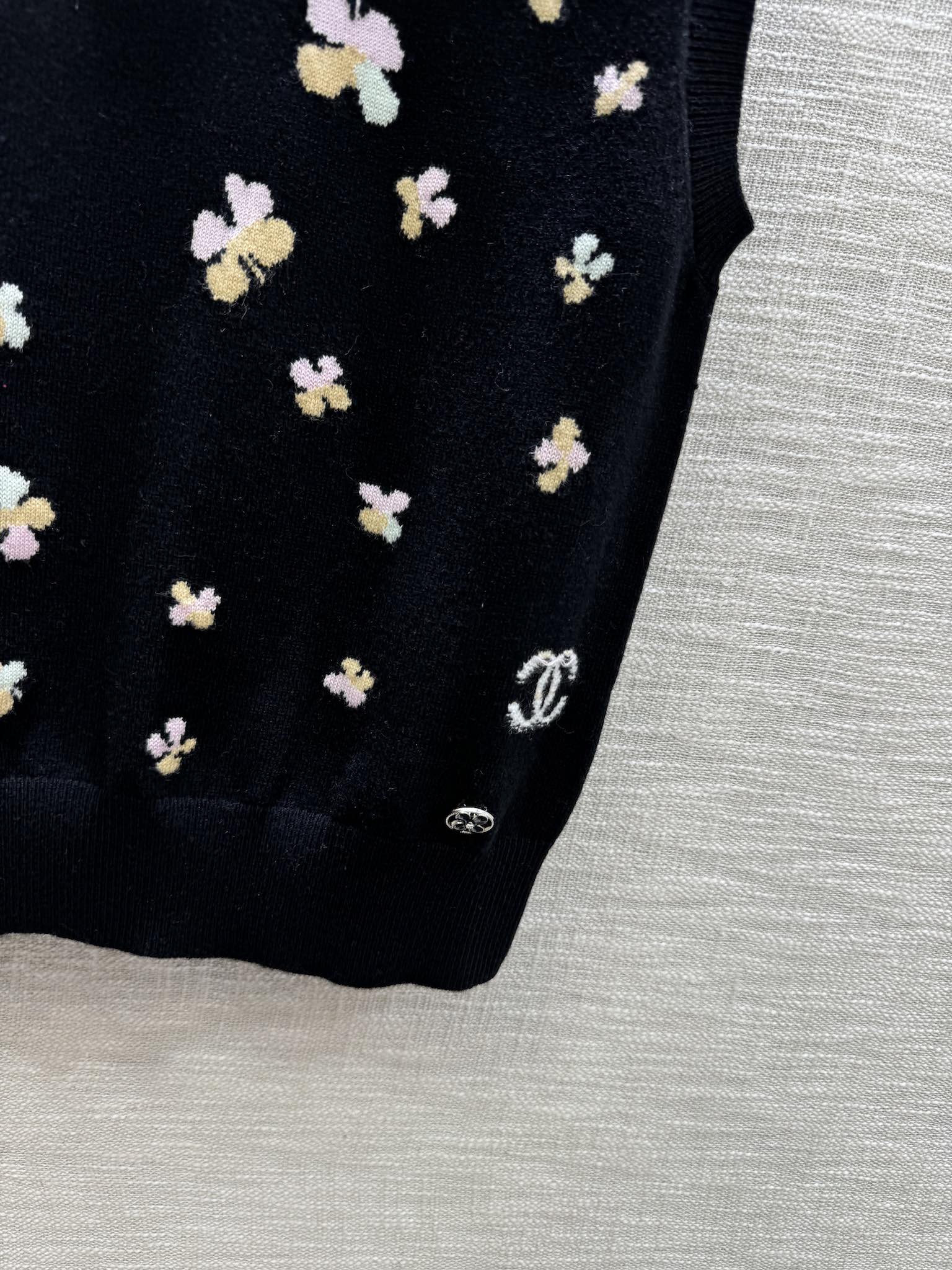Chanel 2403-24 Коллекция ?Ранняя весна? Métiers d'Art — Вязаный жилет ?Клевер? — Черный