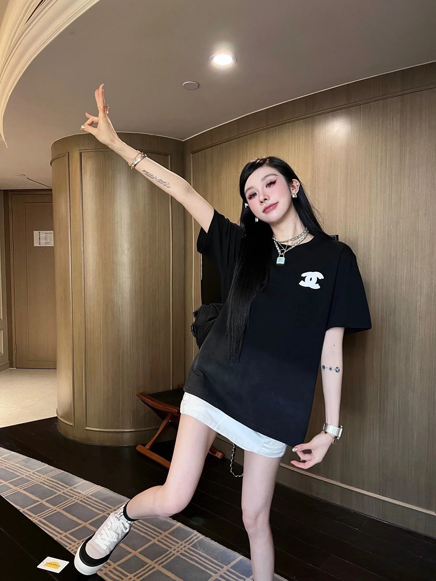 Футболка Chanel 2403 с коротким рукавом, выполненная в технике тай-дай, из рваного хлопка, черного цвета.