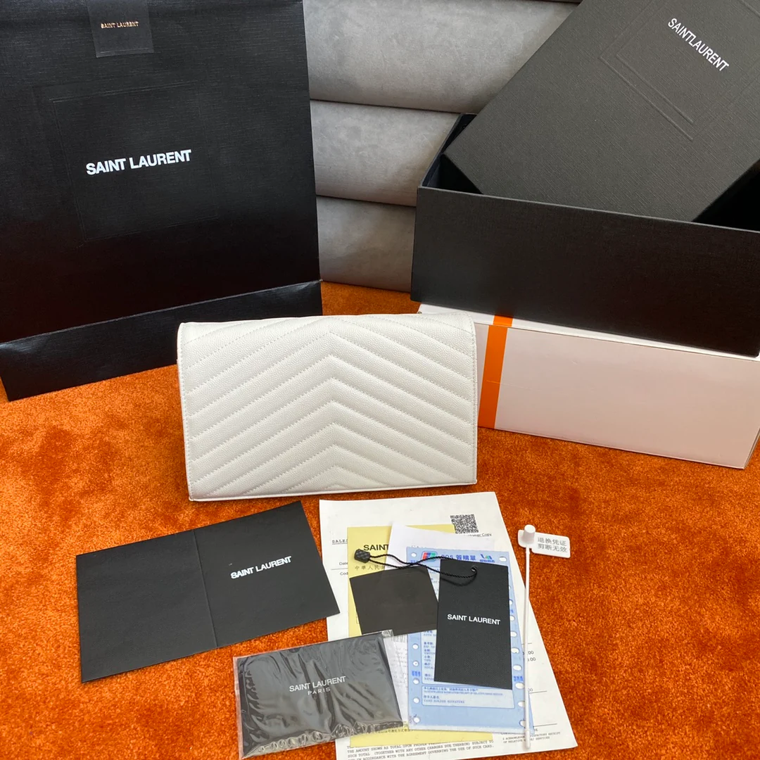 Сумочка-конверт YSL с монограммой из икры — белая с золотой фурнитурой.