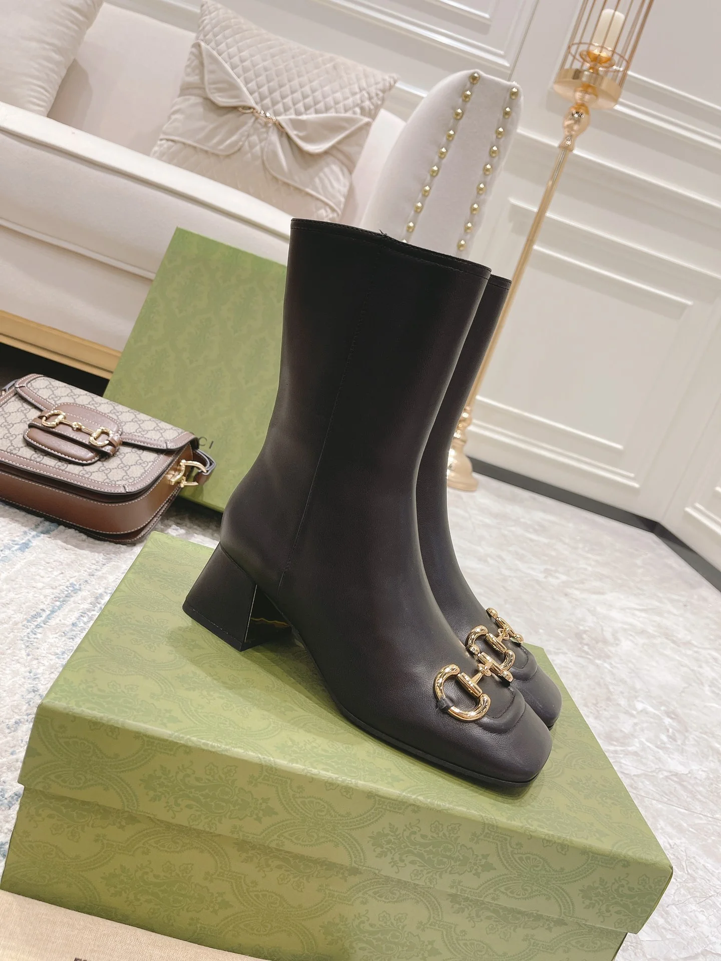 Новинка сезона осень/зима 2022 от Gucci — высокие сапоги на массивном каблуке в стиле ретро.