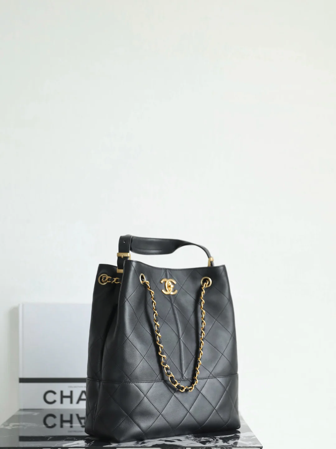 Chanel - ??? - Прямая сумка-шоппер - Телячья кожа - ??? - Черная с золотой фурнитурой