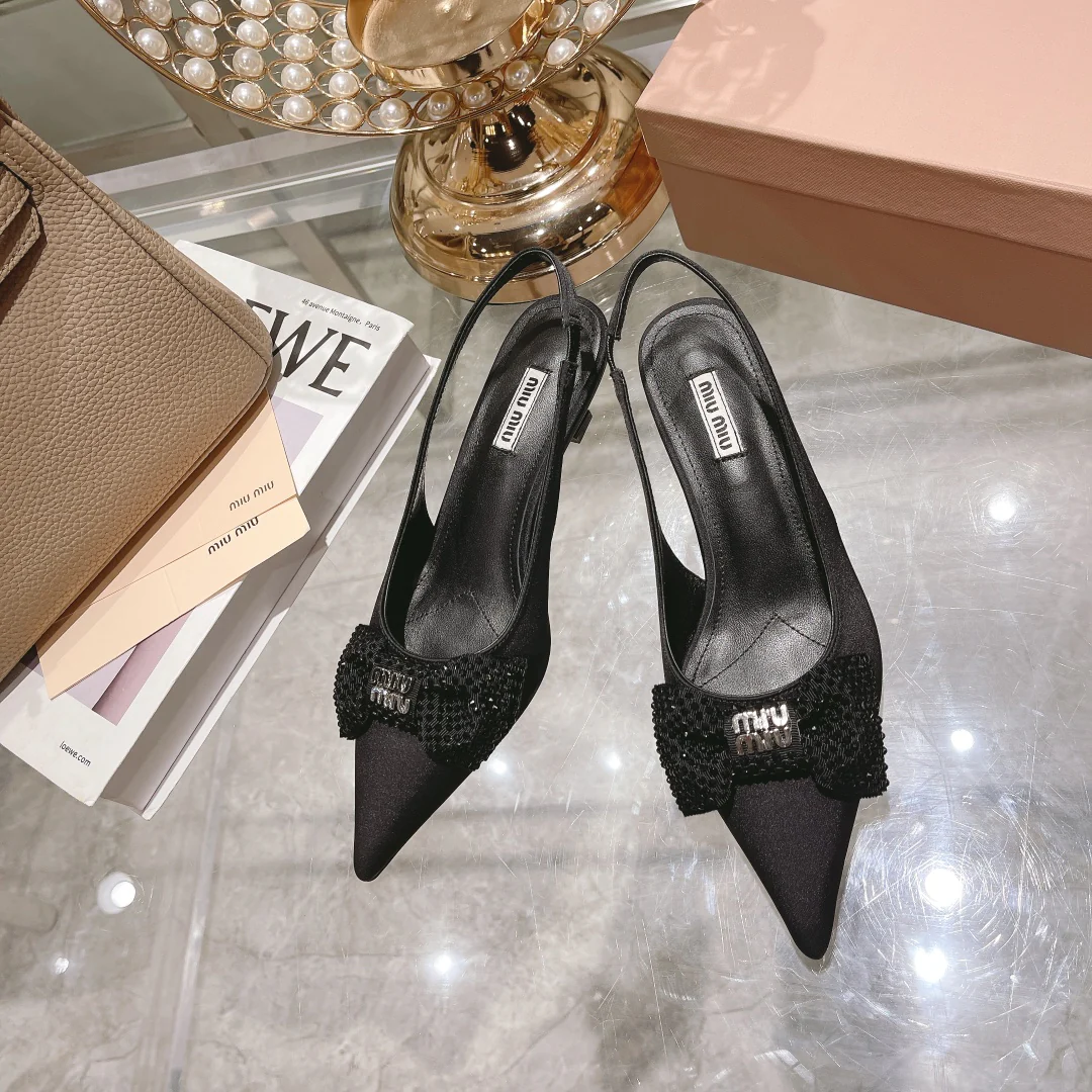 Новинка Miu Miu 2022 года - Туфли на низком каблуке с острым носком - Черные