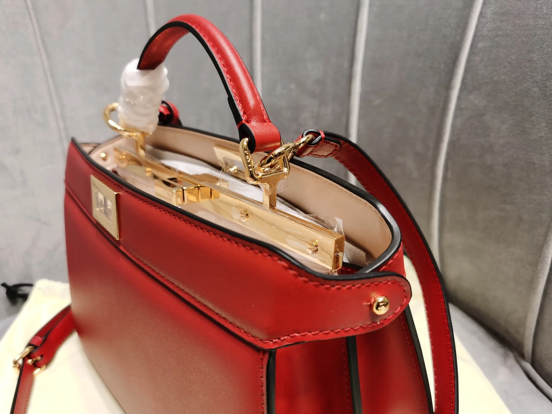 Маленькая красная кожаная сумка Fendi Peekaboo i-seey