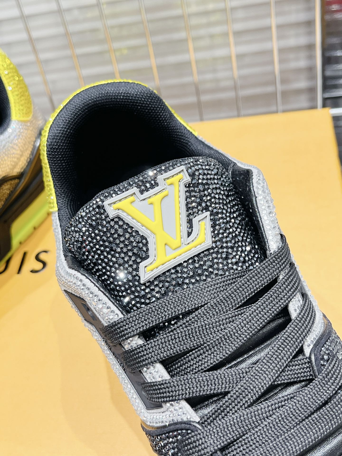 Кроссовки LV Trainer - обувь для скейтбординга - глянцевые черно-желтые - унисекс