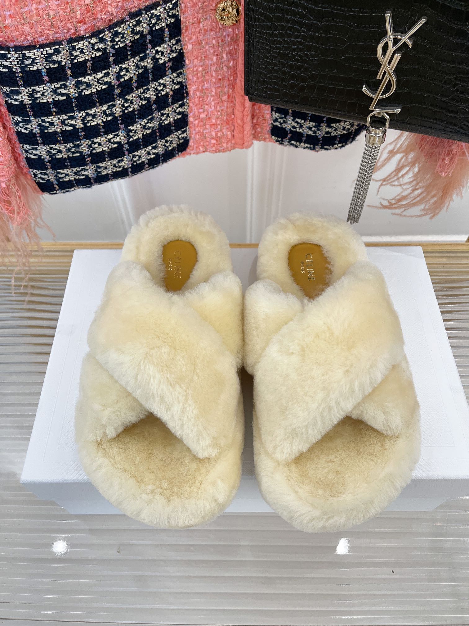 Коллекция Celine Осень/Зима 2022 - Шерстяные тапочки с перекрестным кроем