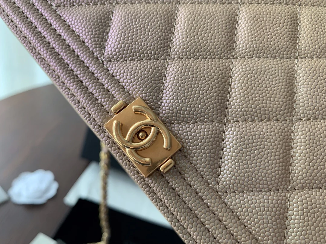 Коллекция Chanel Boy WOC Pearl - глянцевая кожа