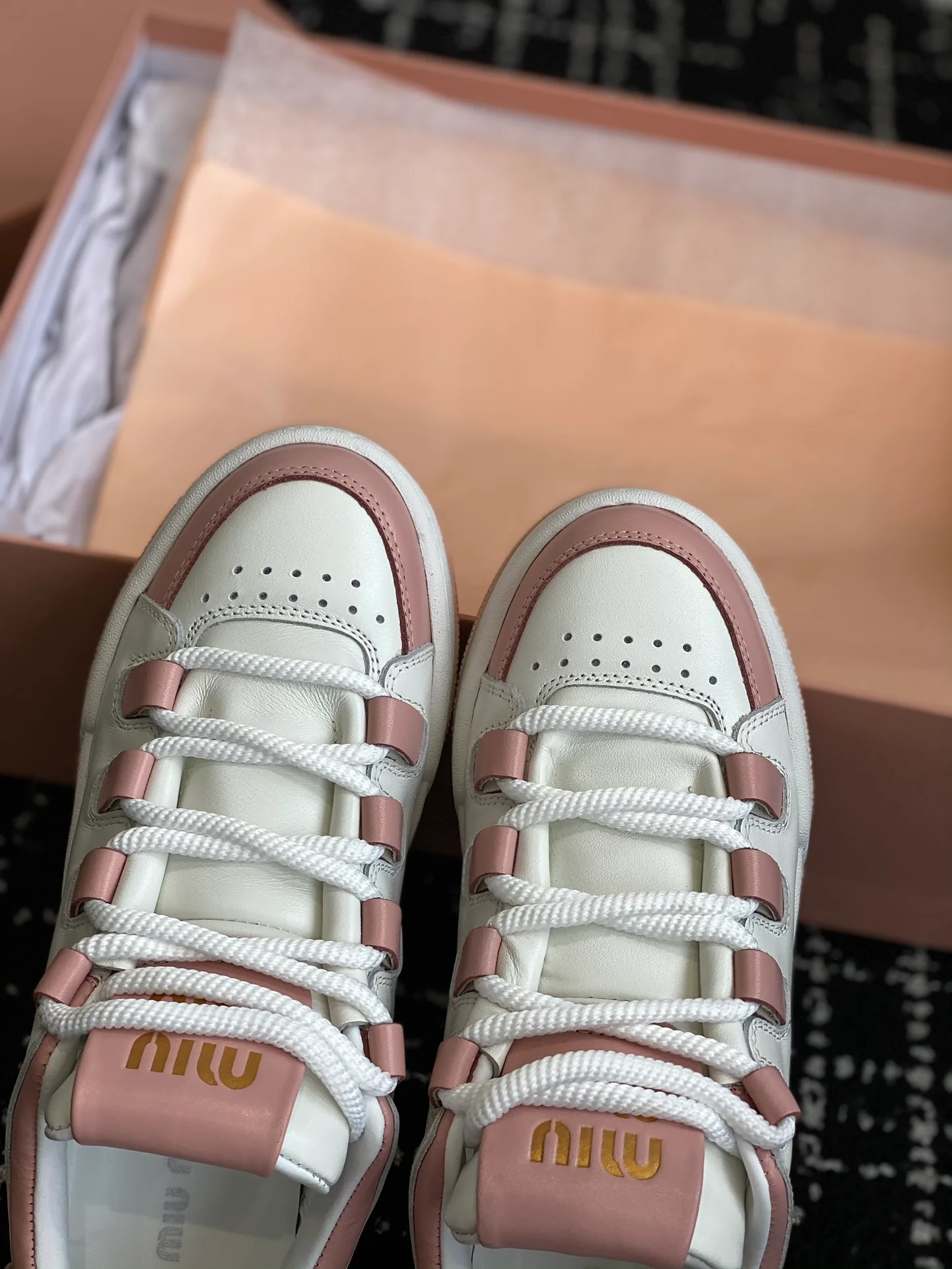 Кроссовки Miu Miu в стиле ретро с эффектом потертости - Повседневные кроссовки - Розовые