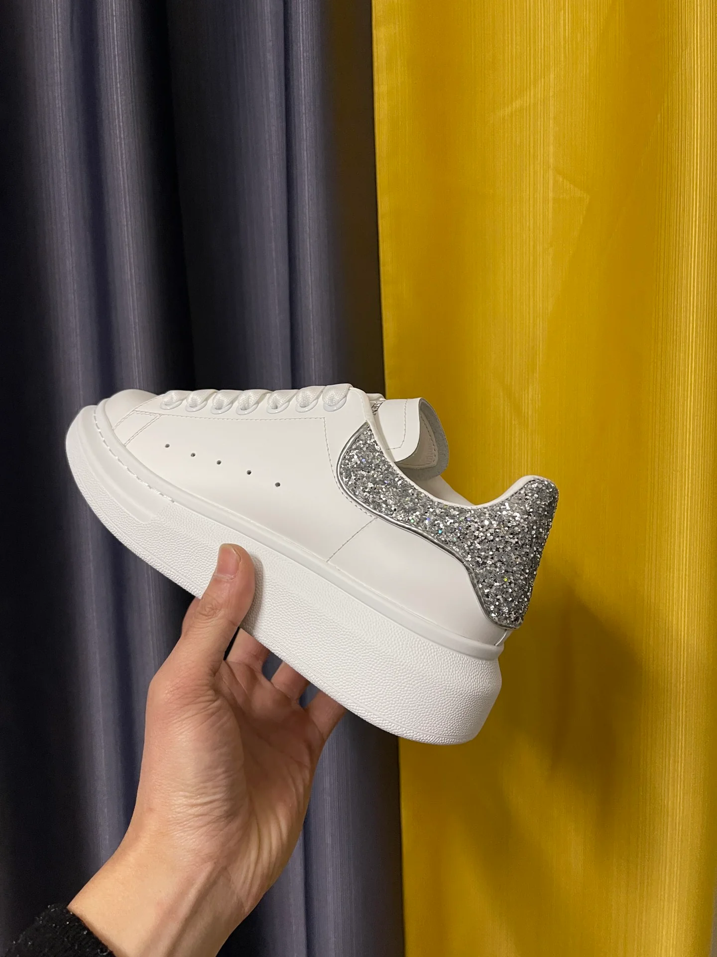 Классические белые кроссовки McQueen - унисекс - переливающийся серебристый задник - премиум-издание