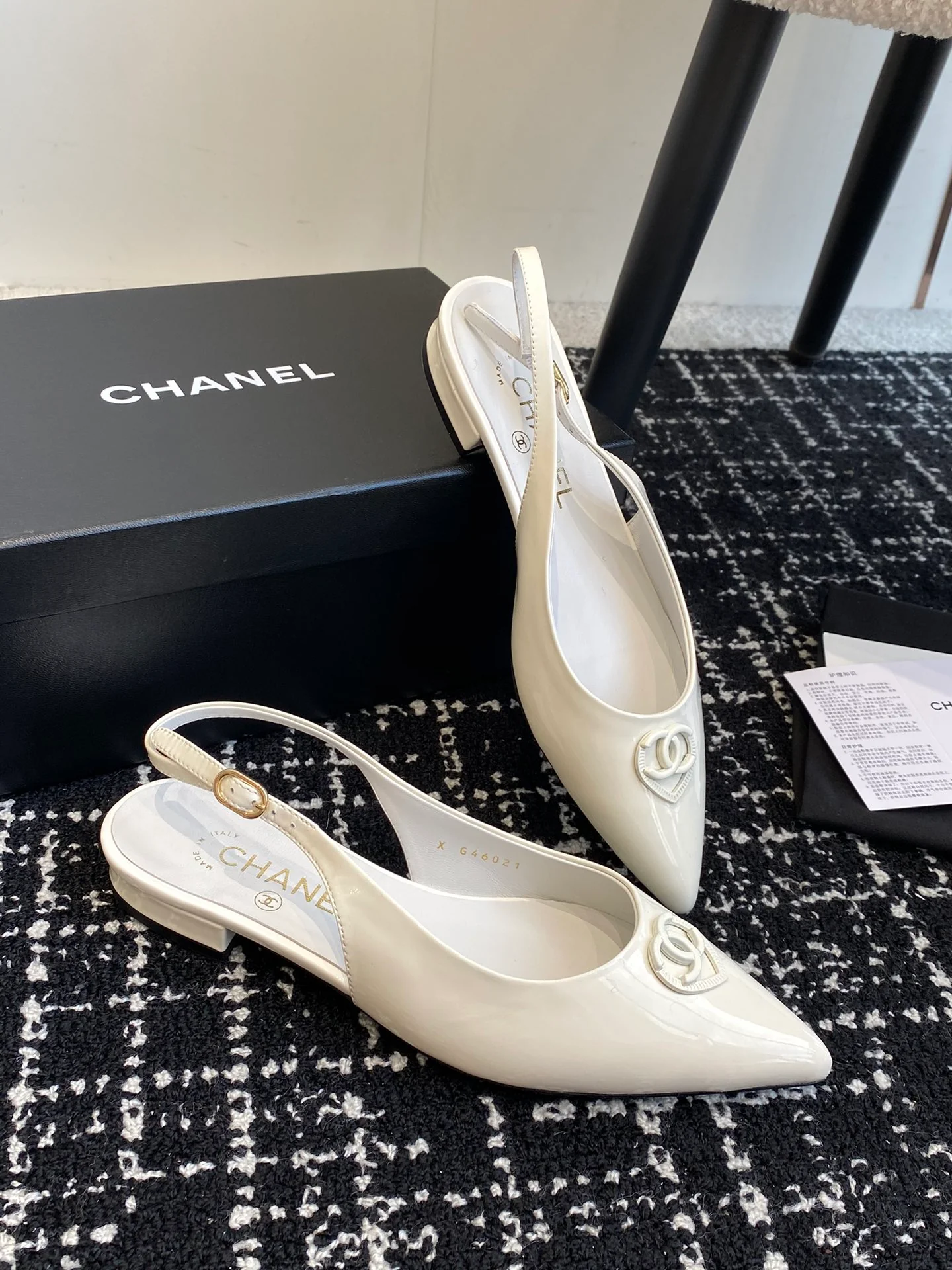 Сандалии Chanel 2025 с острым носком и открытой пяткой - белые