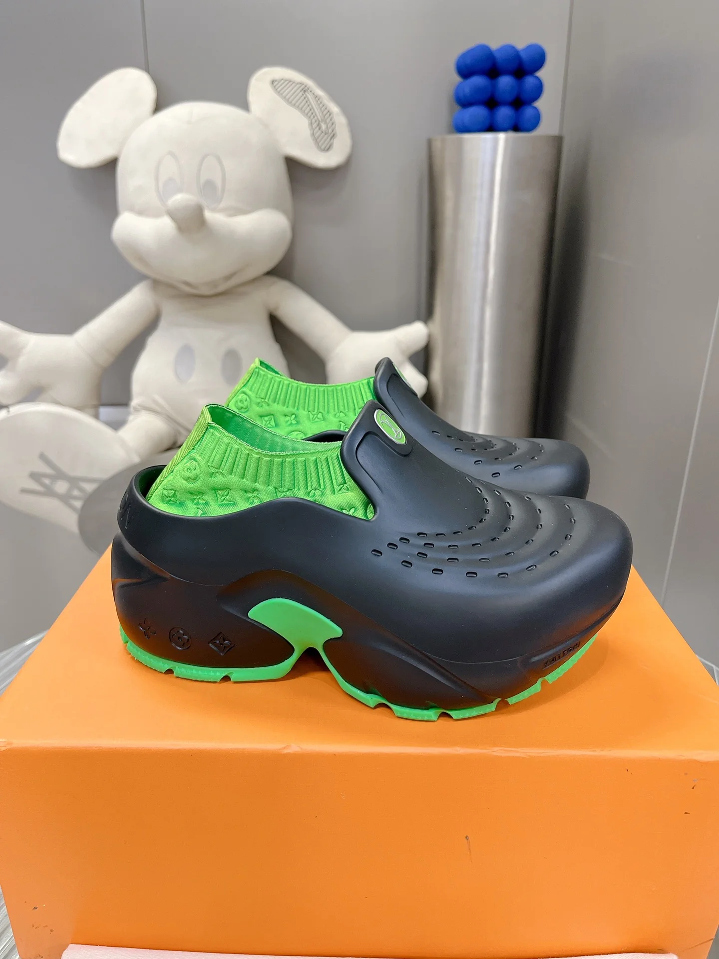 Обувь с показа мод LV 2023 - Crocs в форме акулы - черно-зеленая