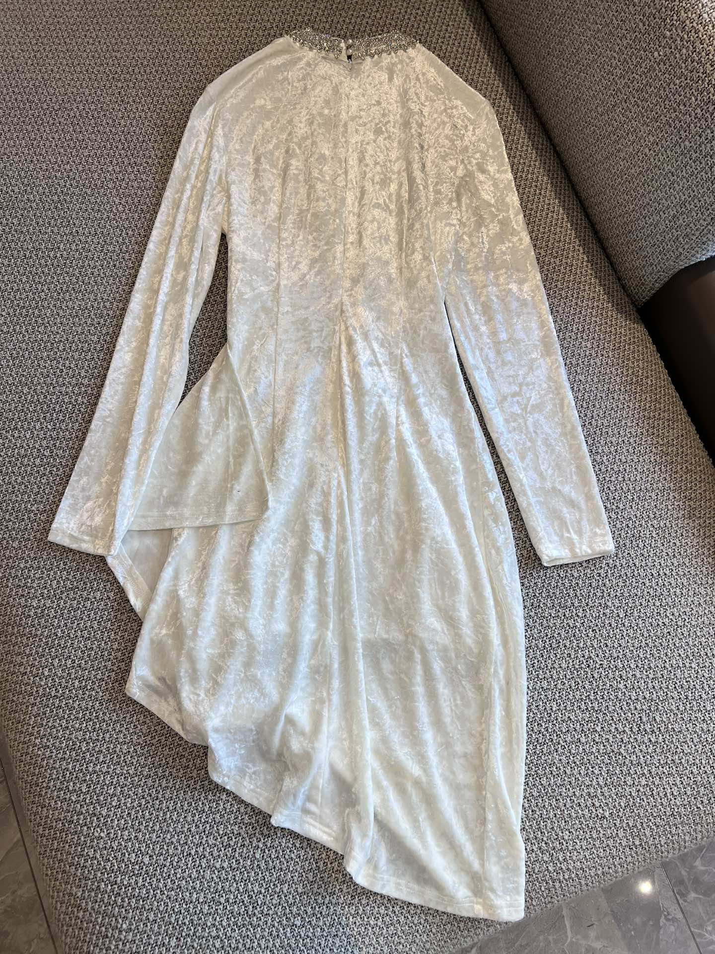 Chanel 2403 — Изысканное бархатное платье класса люкс с воротником-стойкой, украшенным стразами, и длинными рукавами неправильной формы — Белое