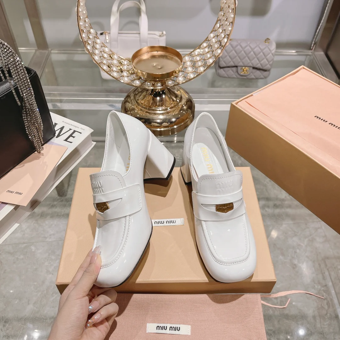 Miu Miu 2023 Новый цвет - Золотистые лоферы на высоком каблуке из лакированной кожи - Белый