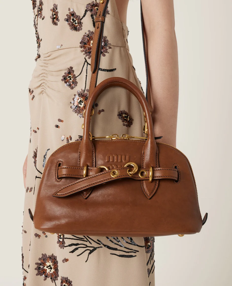 Сумка Miu Miu Aventure из кожи наппа, цвет дубово-коричневый, маленькая.