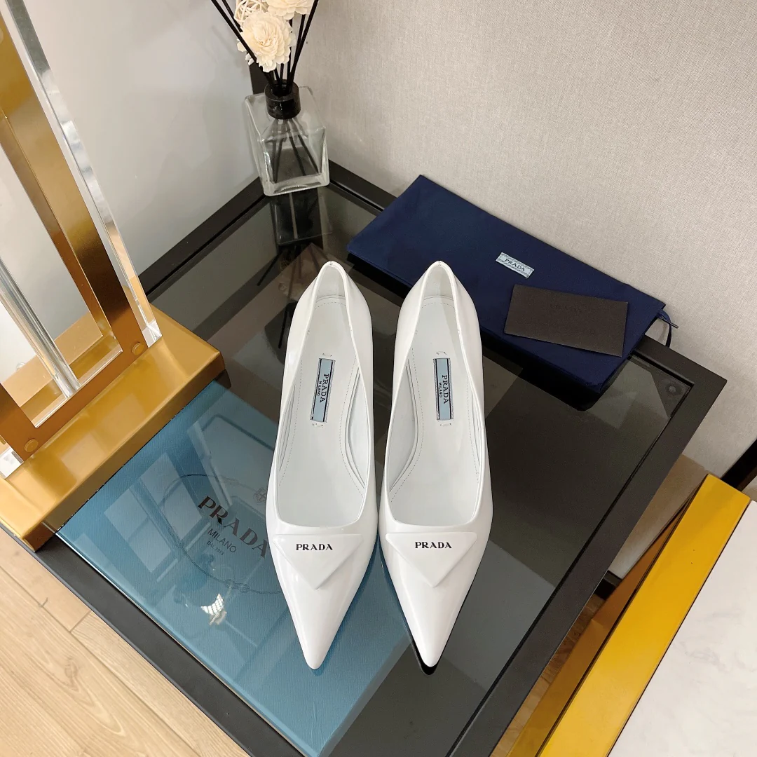 Prada - Новинки ранней весны 2022 года - Туфли на каблуке с острым носком