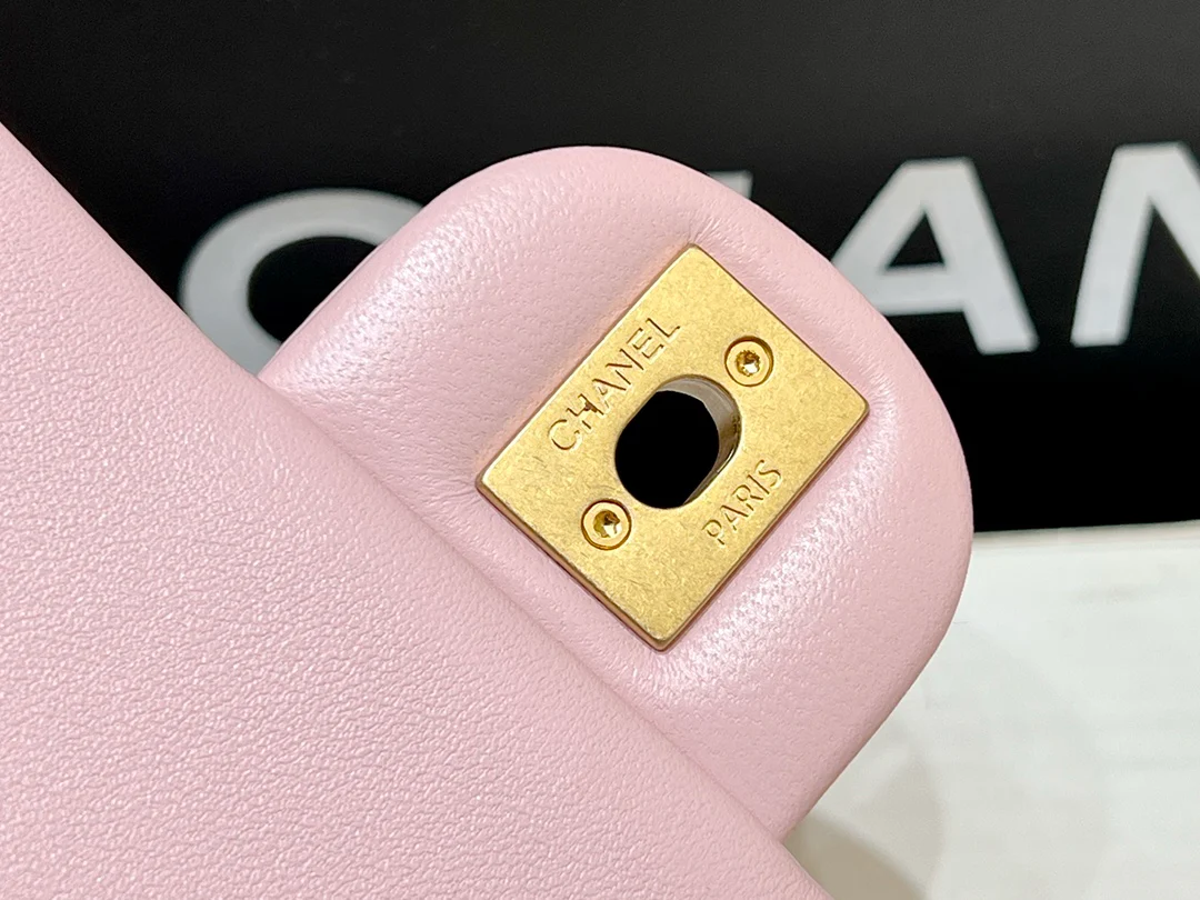 Новинка сезона осень/зима 2022 от Chanel - Сумка CF с подвеской в ??виде сердца на цепочке - Лимитированная серия - Розовая