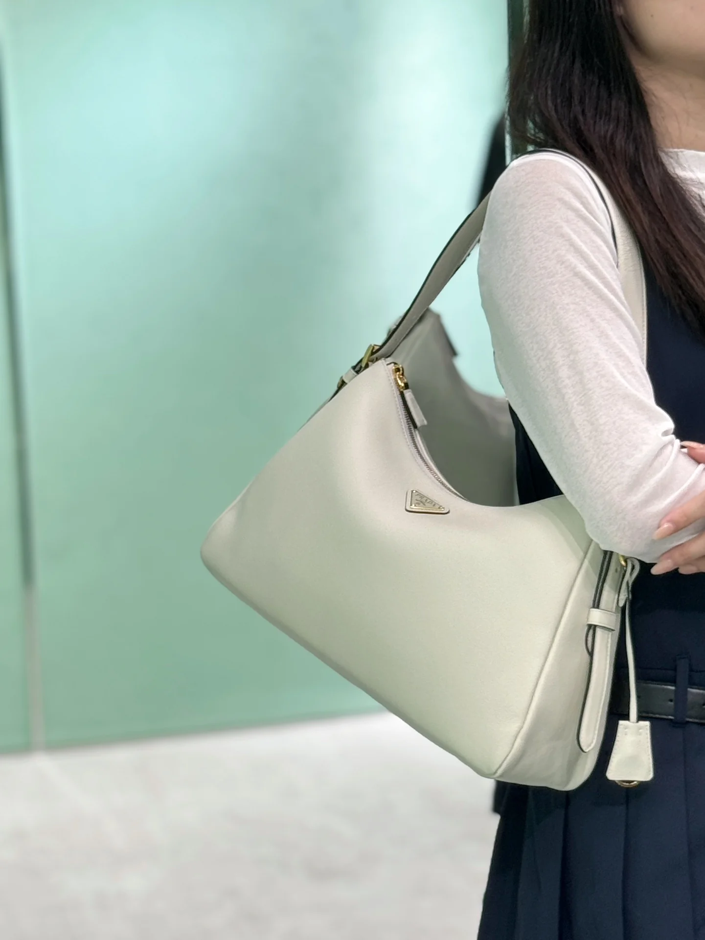 Сумка-хобо Prada 1BC228, большая, белая.