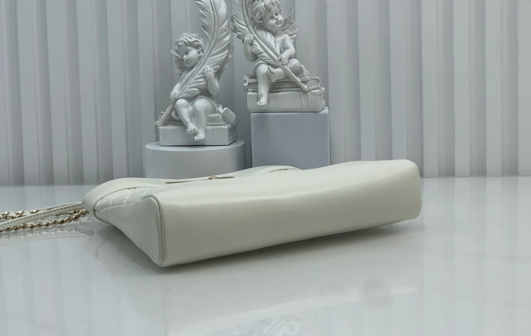 Мини-сумочка Chanel 24c31 из овечьей кожи - белая