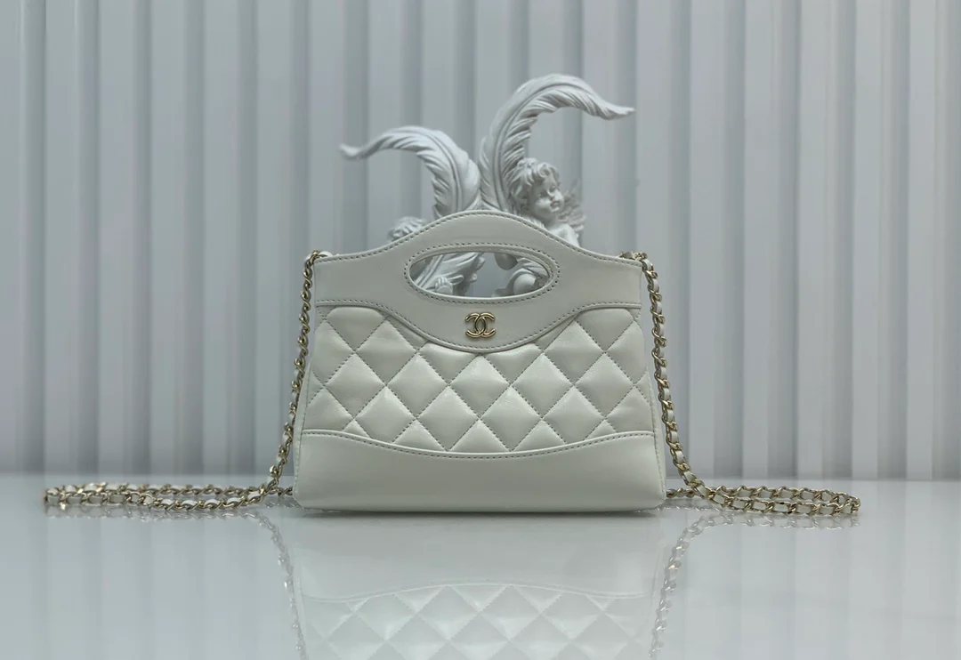 Миниатюрная сумка Chanel из овечьей кожи серии 24c31, белая.
