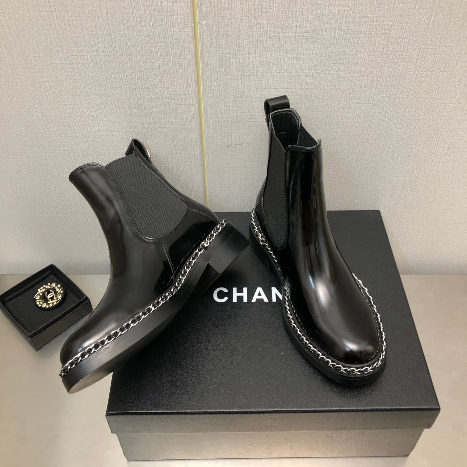 Chanel - Ботильоны в британском стиле с кожаной цепочкой