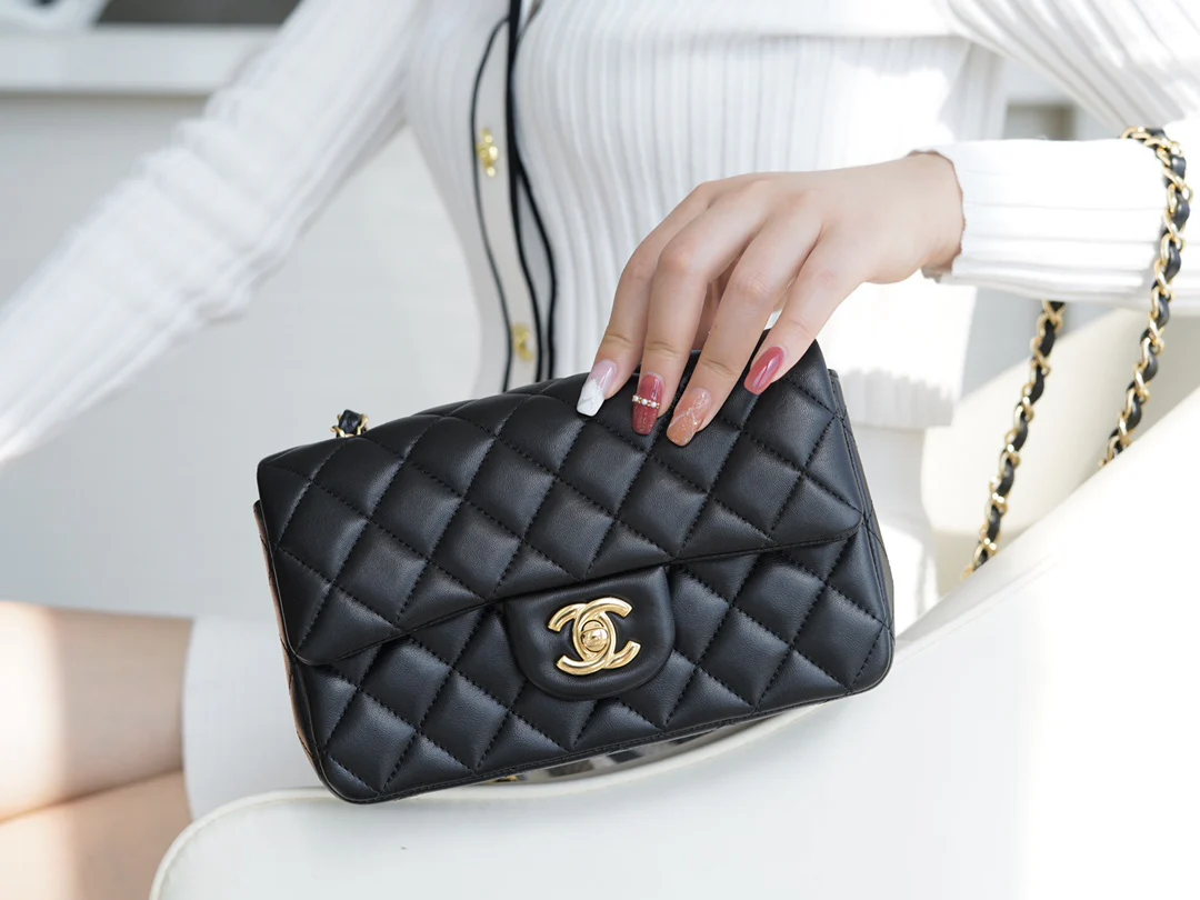 Мини-сумка Chanel CF 20 см из черной овечьей кожи с золотой пряжкой CF20