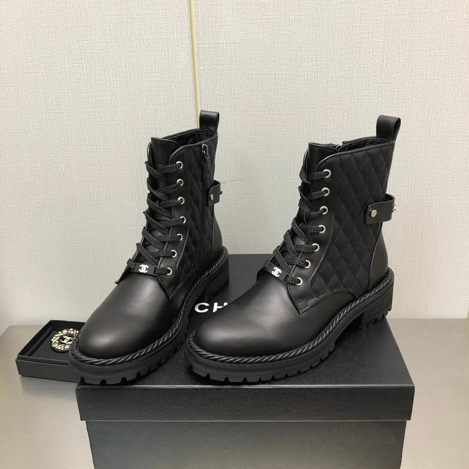 Классические стеганые ботильоны Chanel 2022 на шнуровке и молнии.