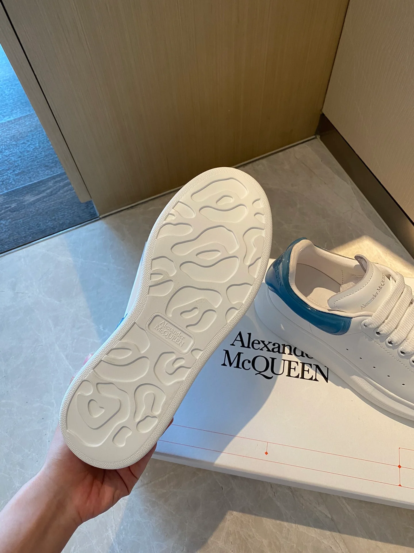 Классические белые кроссовки McQueen - на каблуке-резинке - синие