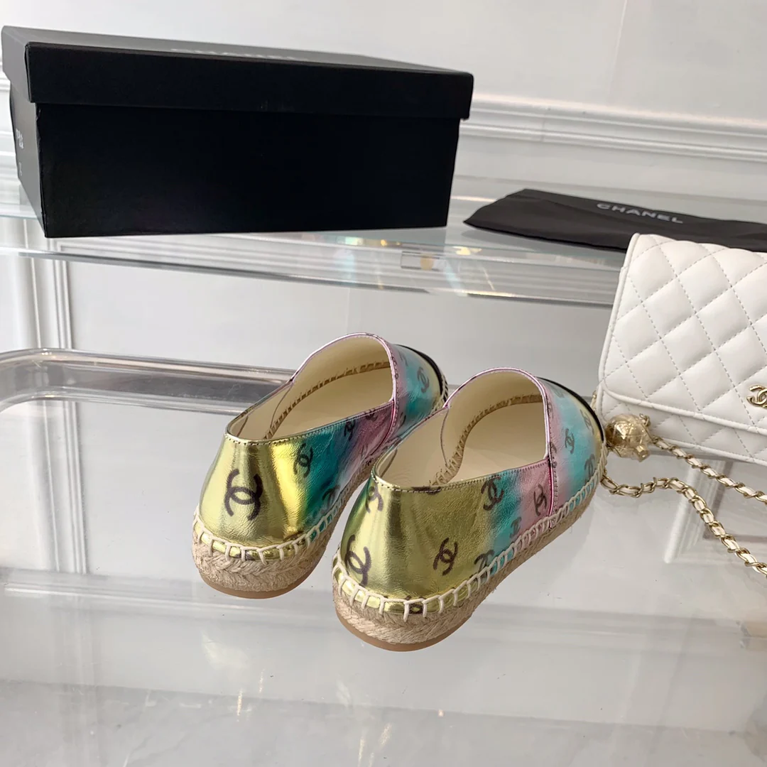 Новинка сезона весна/лето 2023 от Chanel - Переливающиеся рыбацкие туфли - Яркие