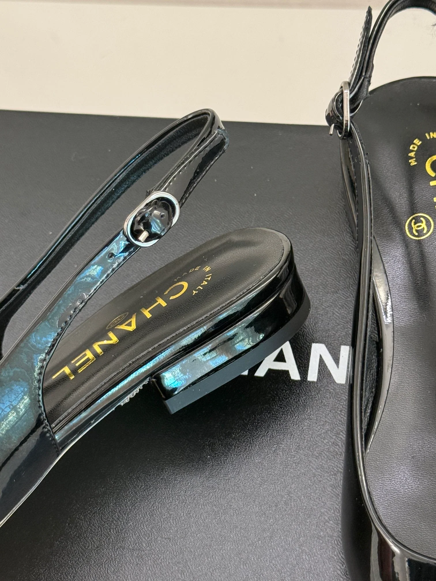 Сандалии Chanel 2024 с острым носком в форме сердца на низком каблуке - Черные - 1