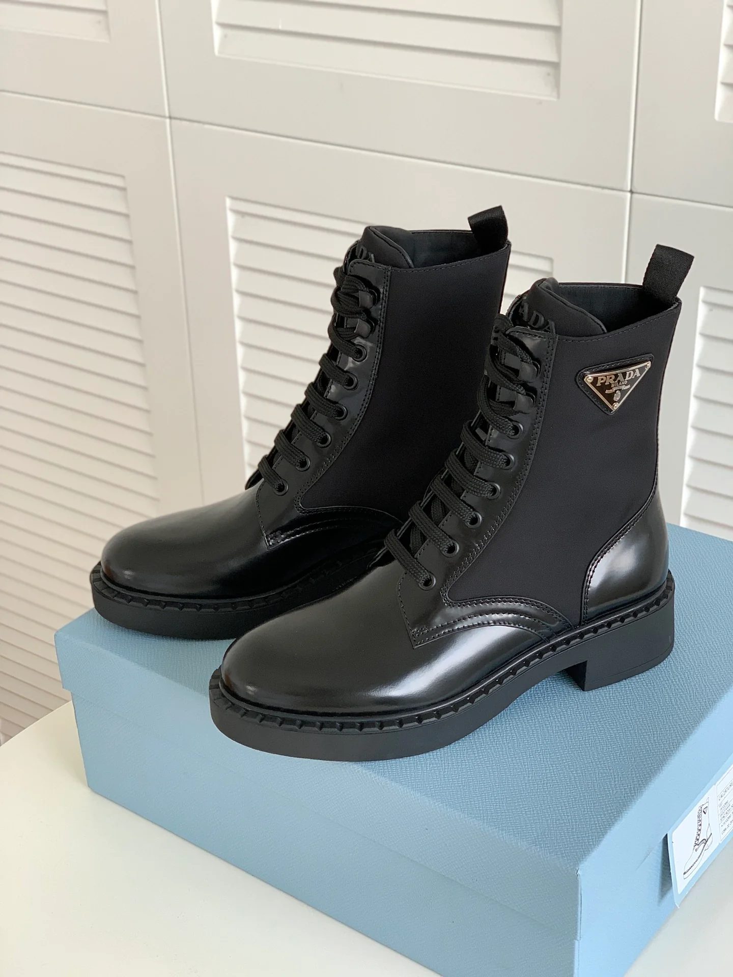 Новинка сезона осень/зима 2022 от Prada - Ботинки Dr. Martens на шнуровке - 1
