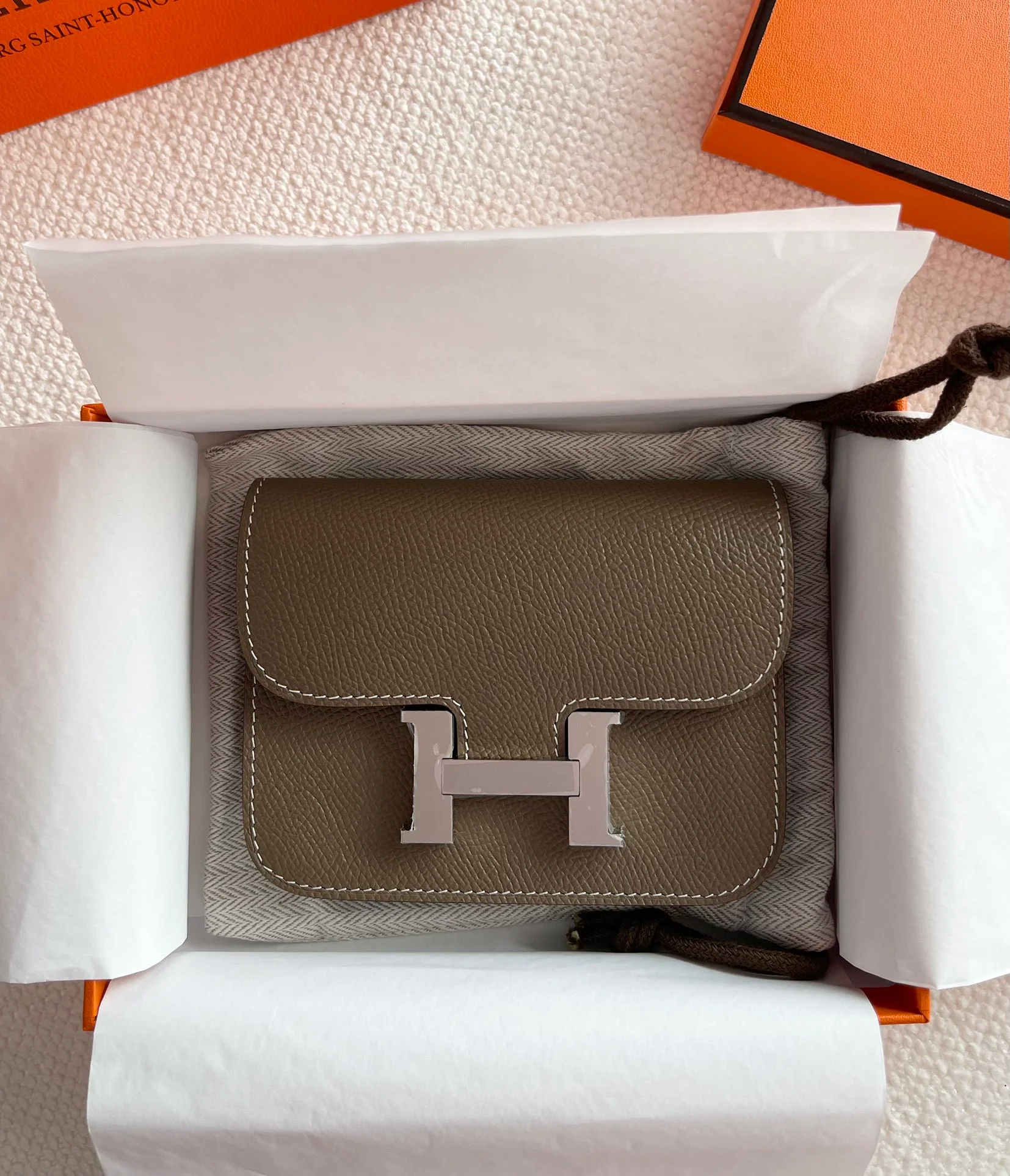 Hermes Constance Mini 19, пряжка цвета ?слоновая кость? из серебра Epsom.