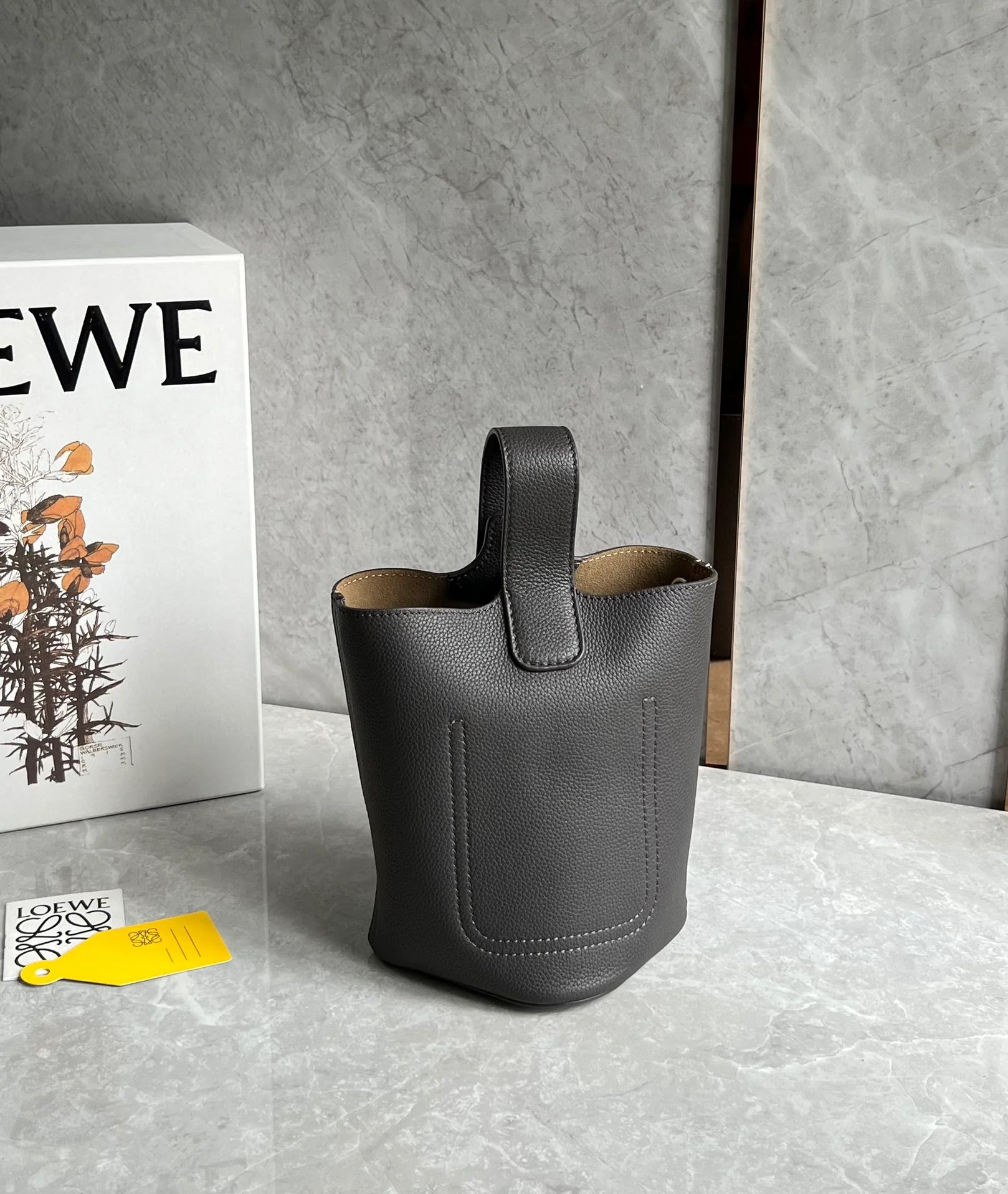 Сумка-ведро Loewe Pebble Bucket Mini Bucket Bag - матово-черная