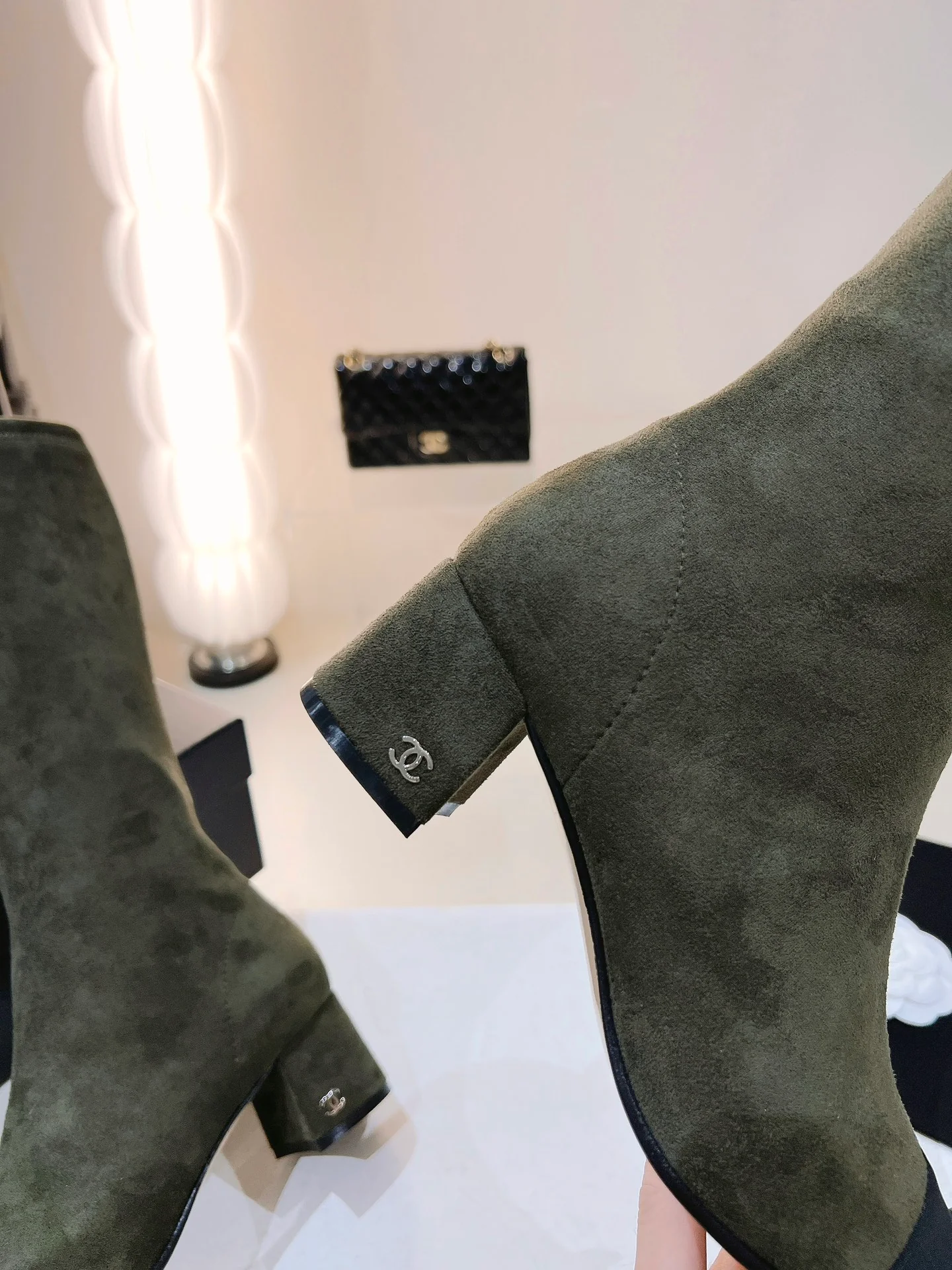 Новинка сезона осень/зима 2022 от Chanel - высокие сапоги из темно-зеленой замши.