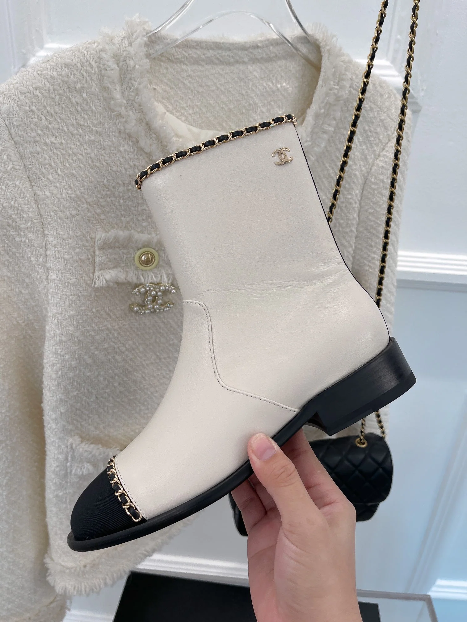 Новинка сезона осень/зима 2023 от Chanel - Ботильоны на массивном каблуке с цепочкой - Белые