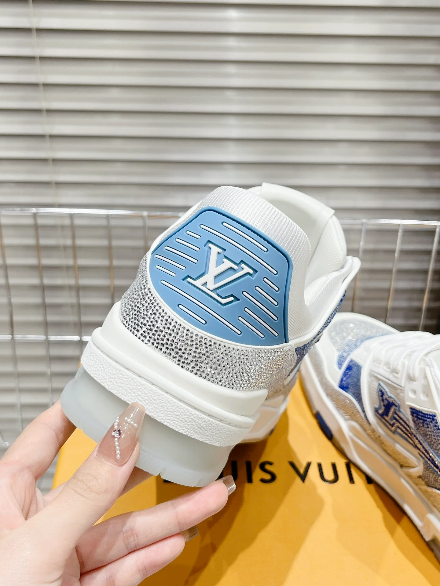 Кроссовки LV Trainer - обувь для скейтбординга - глянцевые белые и синие - унисекс