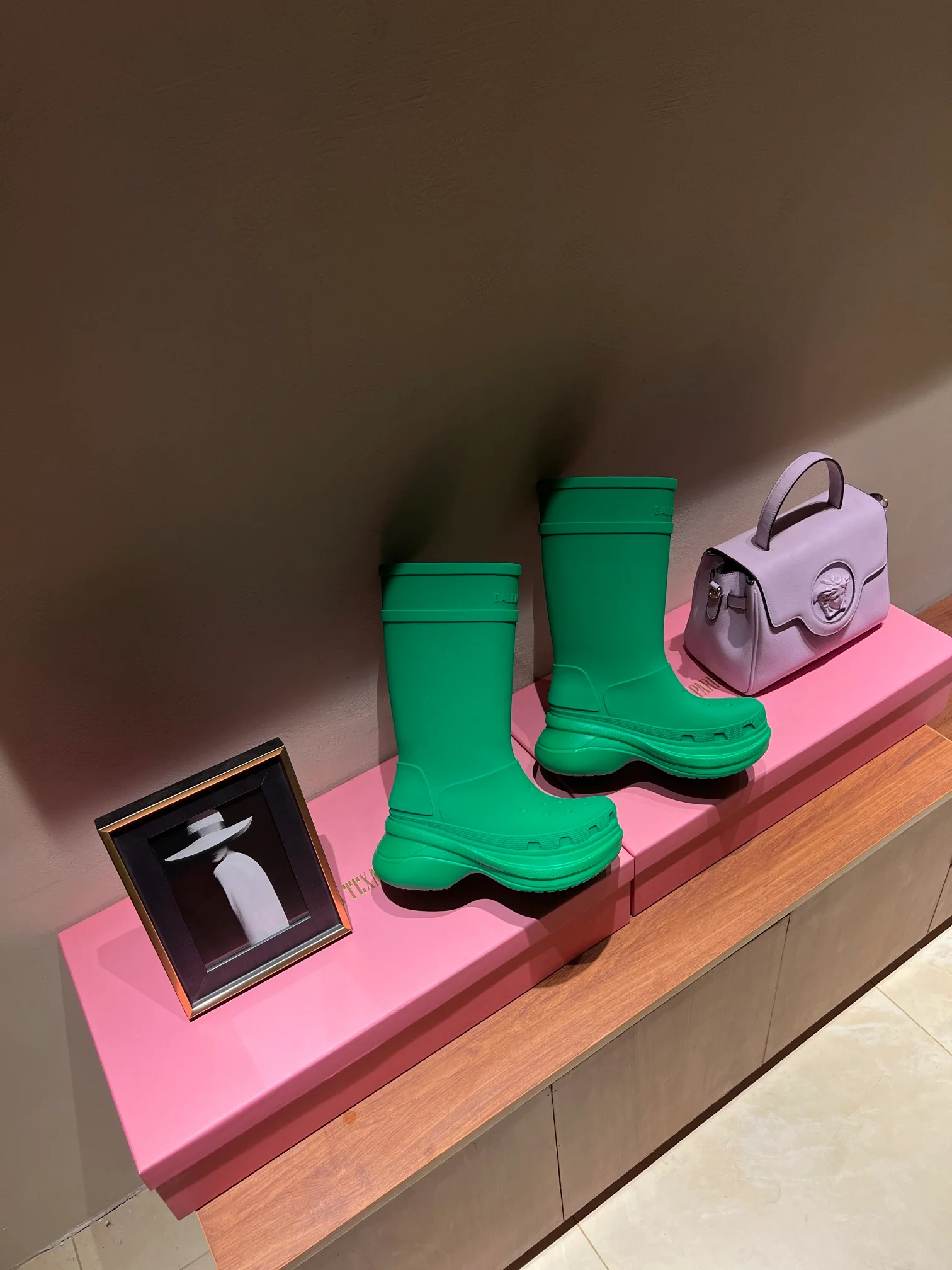 Резиновые сапоги Balenciaga на нескользящей платформе из коллекции осень/зима 2022 x Crocs - озерно-зеленый.