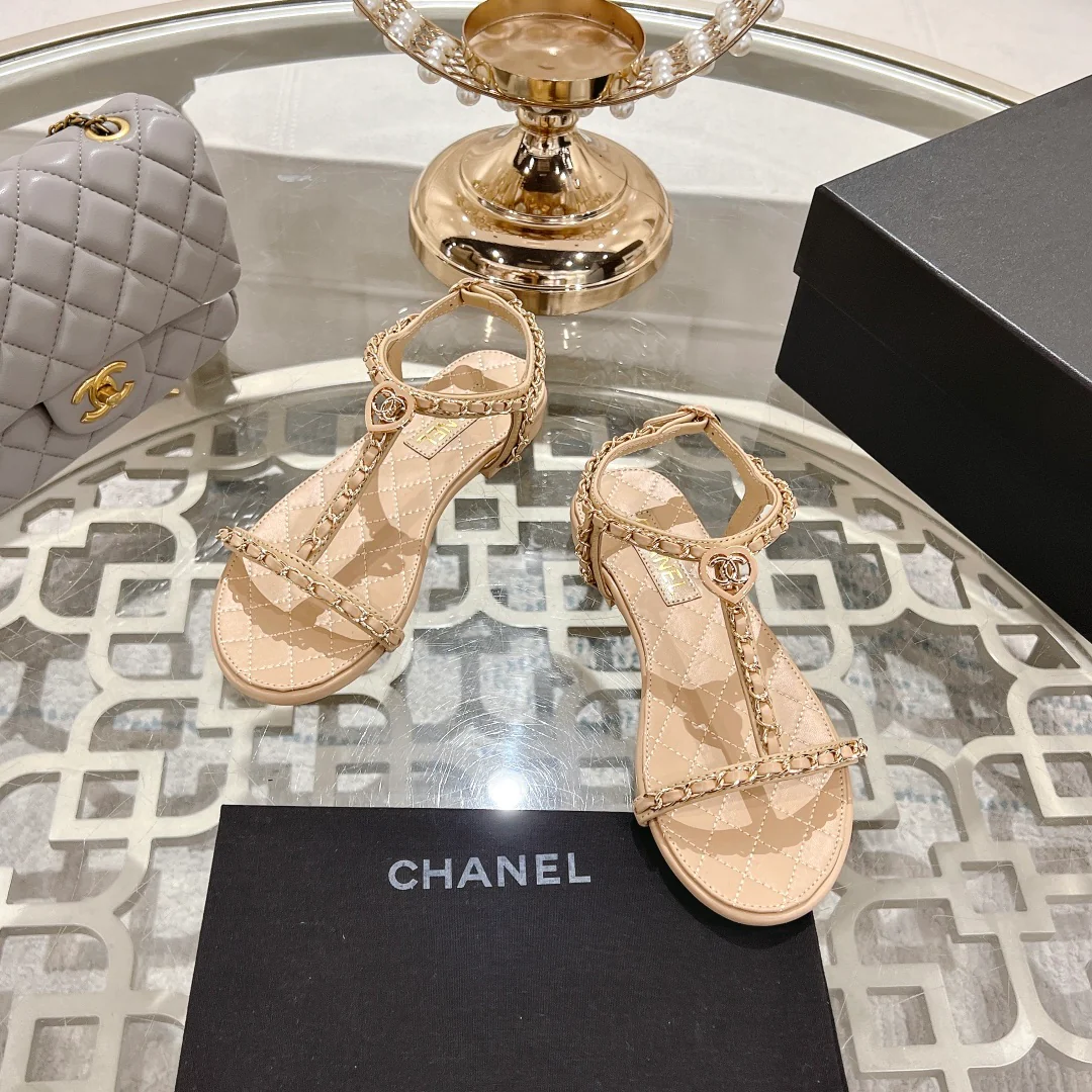 Сандалии Chanel 2024 на плоской подошве - кофейного цвета