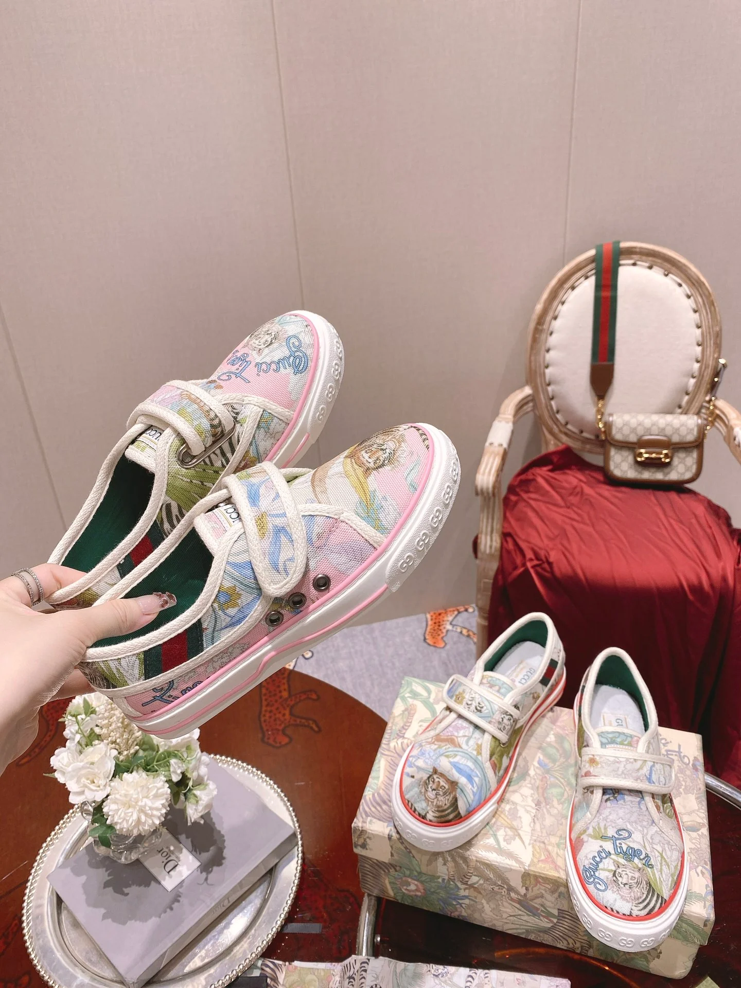 Классические лоферы Gucci 1977 - парусиновые туфли - на липучках с тигровым рисунком